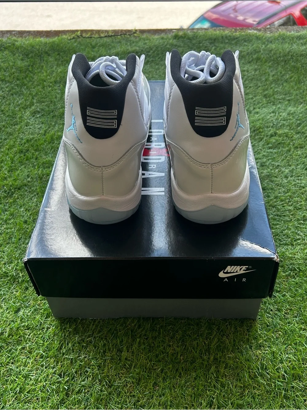 Jordan 11 “legend blue” Size 10.5